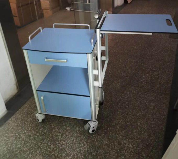 Un gabinete de la cabecera del hospital del cajón con la mesa de